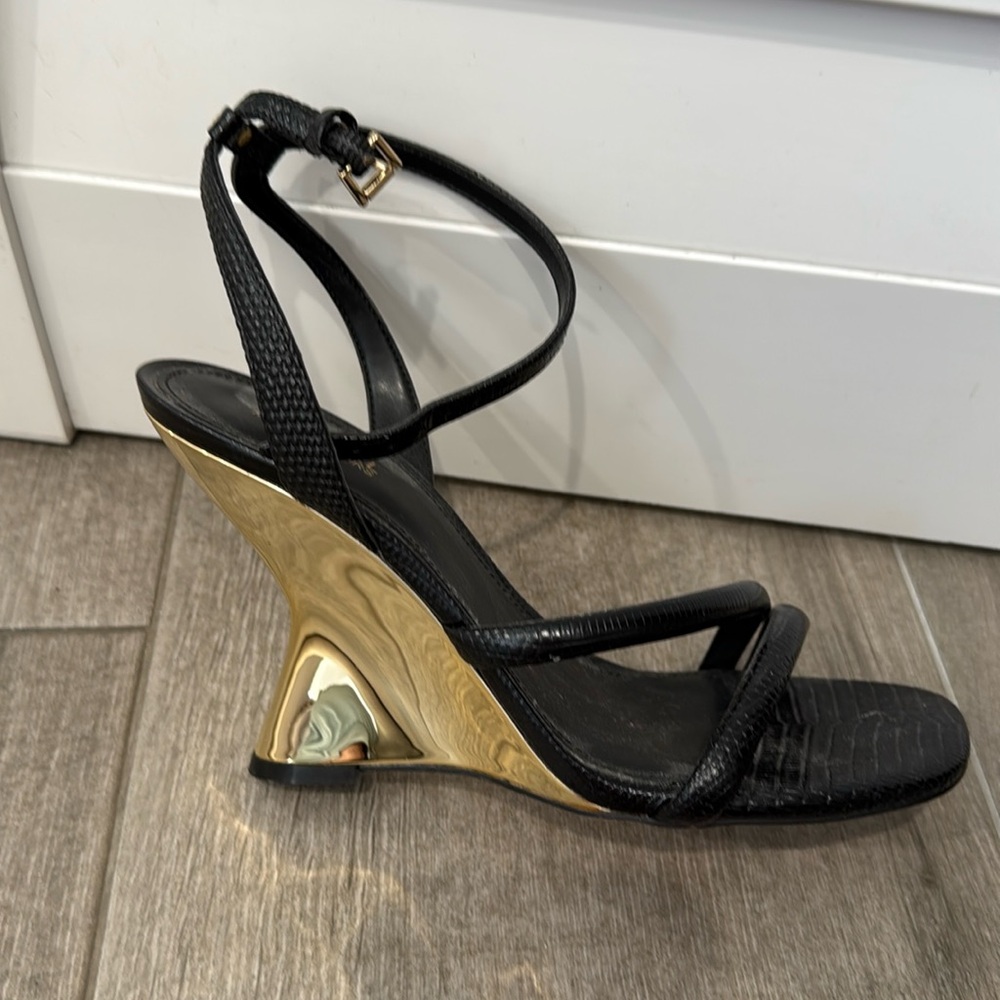 NWOT MICHAEL KORS BLACK AND GOLD WEDGE SANDALS